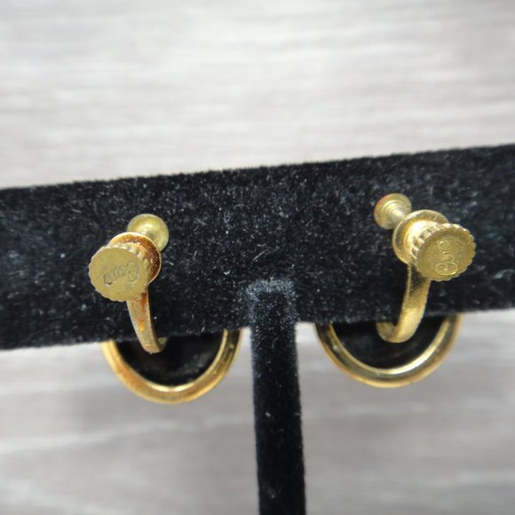 Vtg CORO Black Cameo Earrings Screw Back Gold Tone - Picture 3 of 9